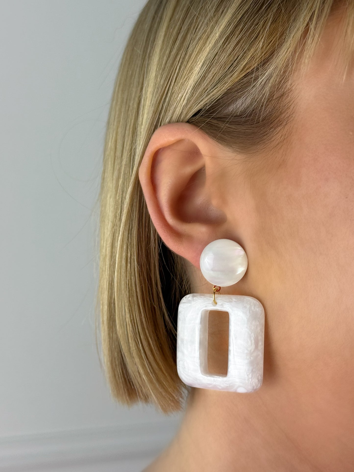 Boucles d’oreilles Marjolaine blanche en acier inoxydable
